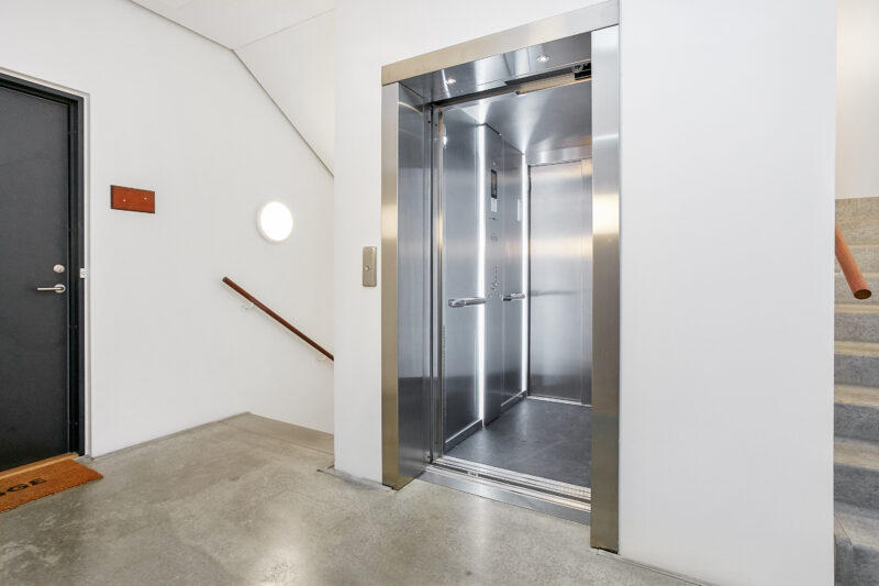 Moderne elevator på alle etager